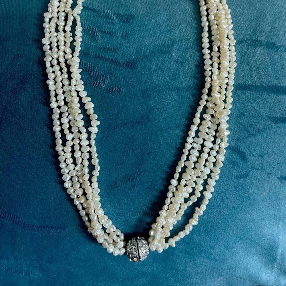 AMAZING PEARL STRAND NECKLACE WITH CRYSTAL CLOSURE THAT DOUBLES AS A PENDANT.